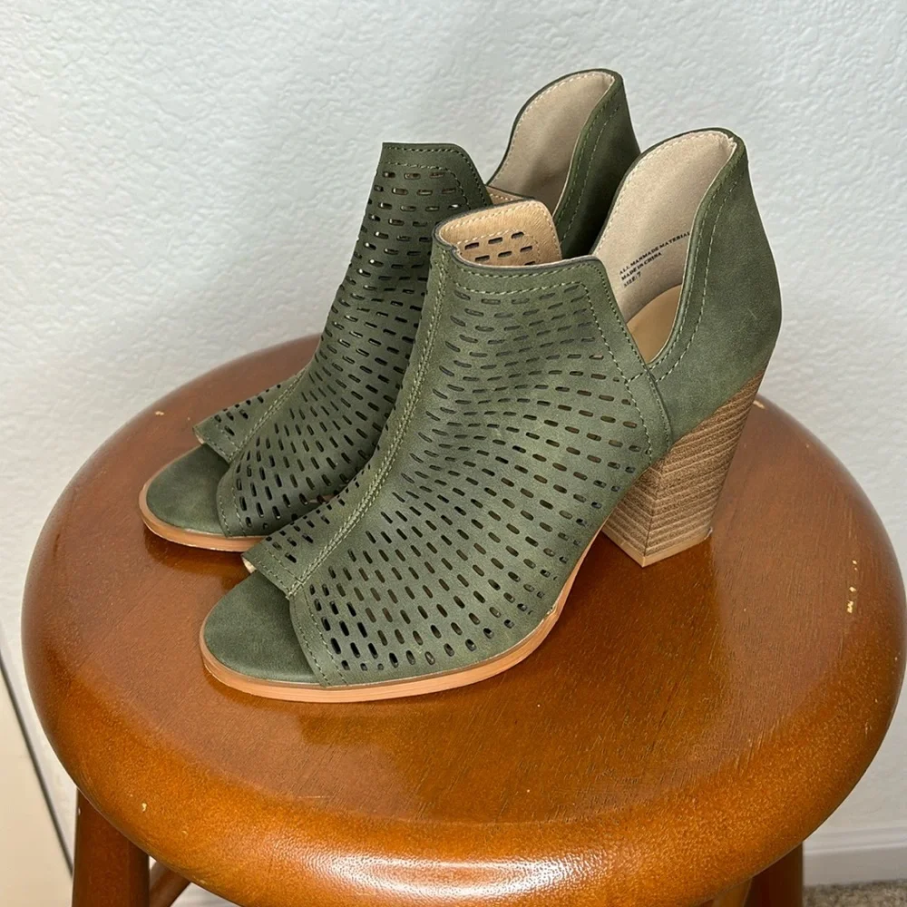 Restricted Open Toe Heel | Olive | Size 7 - Picture 3 of 13
